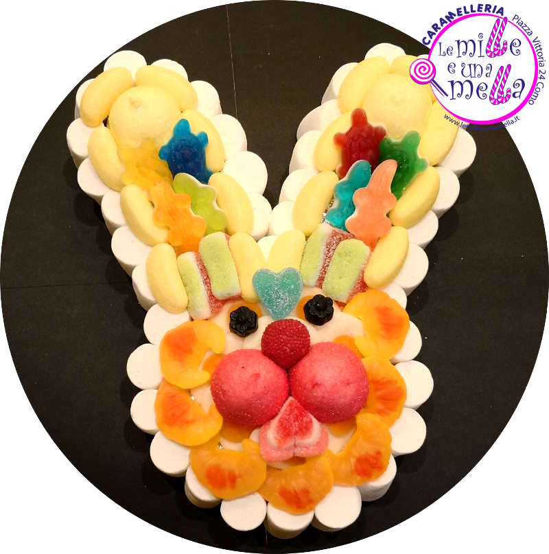 TORTA DI CARAMELLE A FORMA DI CONIGLIETTO
