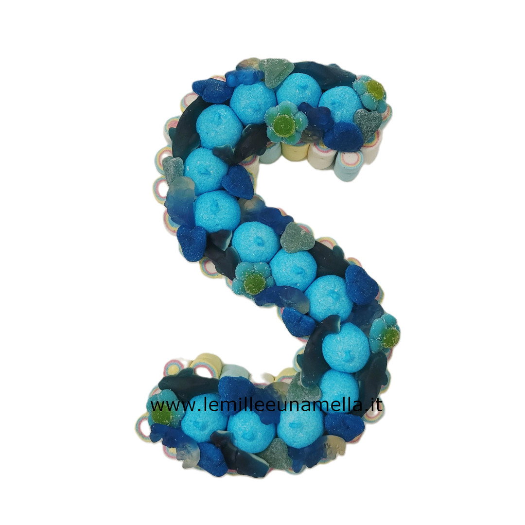 TORTA DI CARAMELLE E MARSHMALLOW A FORMA DI LETTERA INIZIALE COMPLEANNO VENDITA ONLINE LE MILLE E UNA MELLA