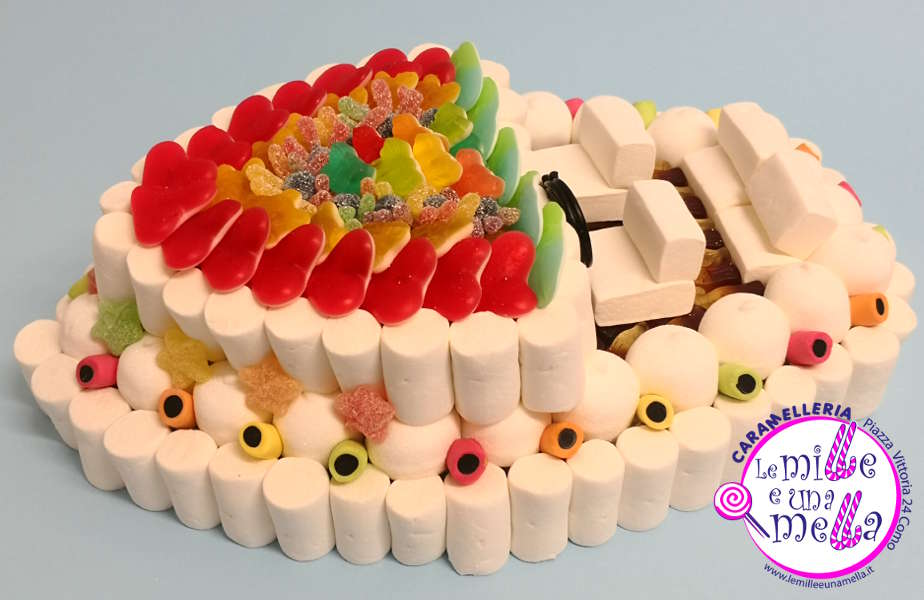 torta di caramelle e marshmallow a forma di motoscafo per compleanno, vendita online Le Mille e una Mella