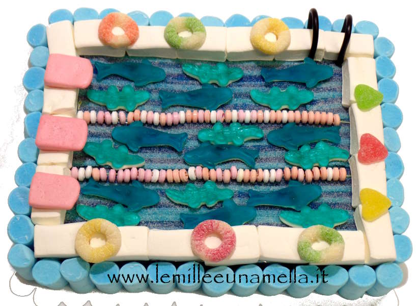 torta di caramelle e marshmallow a forma di piscina per compleanno, vendita online Le Mille e una Mella