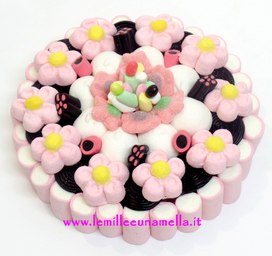 TORTA DI CARAMELLE ROTONDA CON MARGHERITE